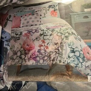 Flower comforter with pillow cases